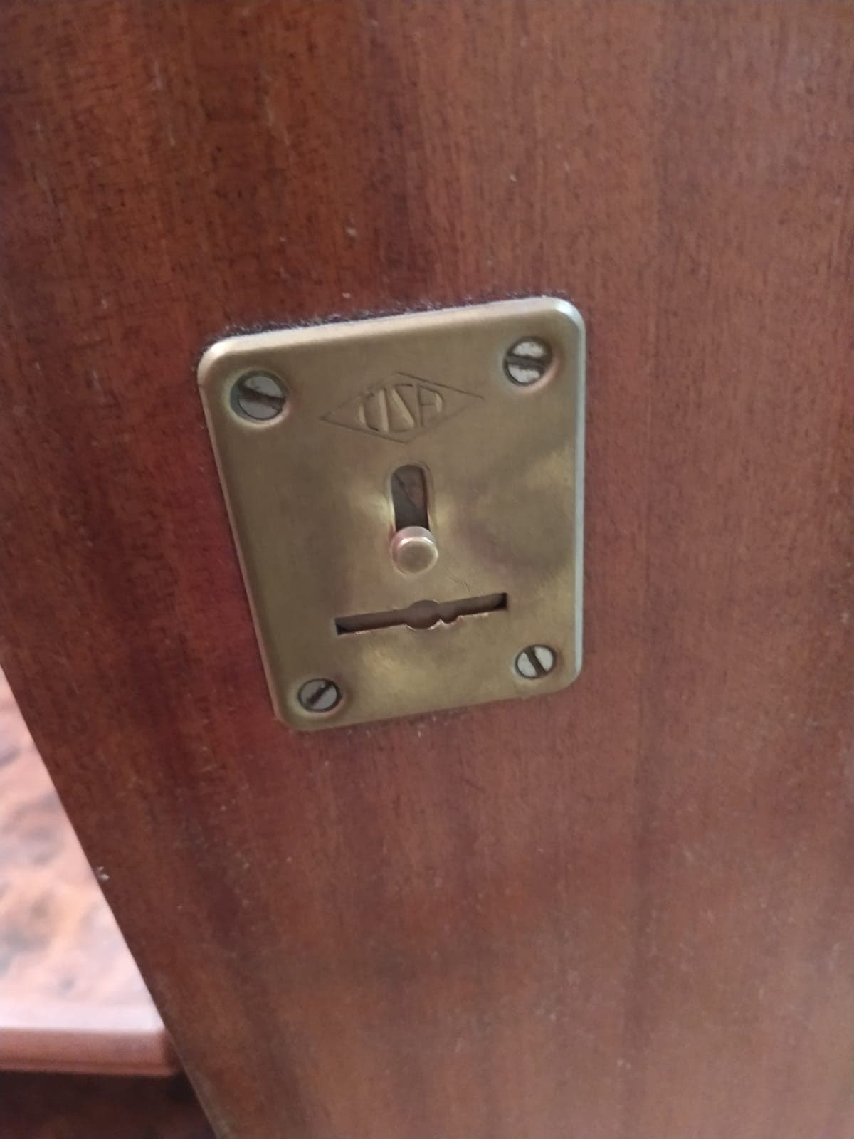 Cerradura antigua de latón en madera