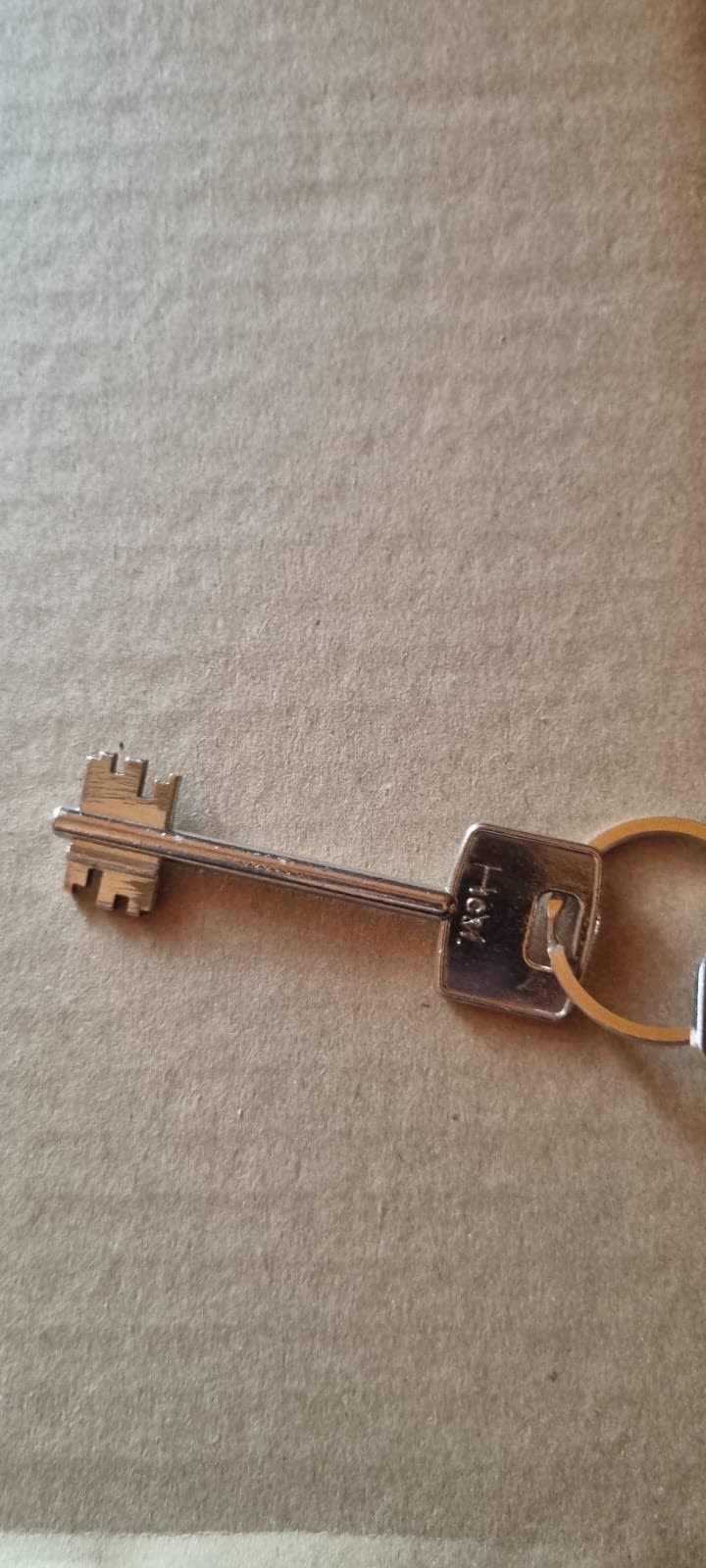 Llave de bronce en su llavero